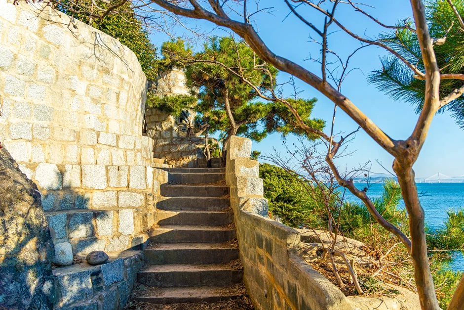 매미성 돌벽을 따라 올라가는 좁은 돌계단과 소나무